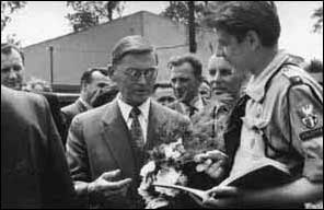 Wizyta budowy Domu Ch�opa przez gen. A. Zawadzkiego